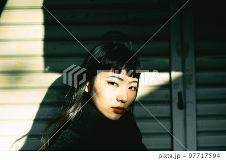 木漏れ日ポートレート 97717594