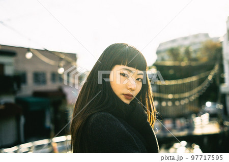 木漏れ日ポートレート 97717595