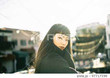 木漏れ日ポートレート 97717596