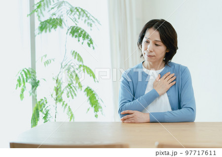 不調を感じるミドル女性 97717611