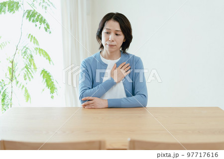 不調を感じるミドル女性 97717616
