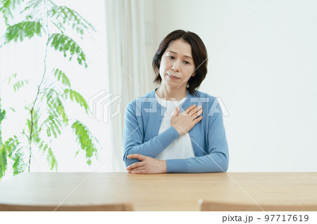 不調を感じるミドル女性 97717619