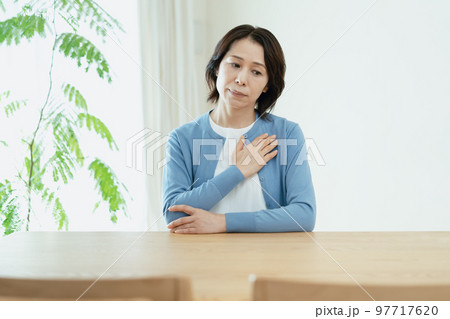 不調を感じるミドル女性 97717620