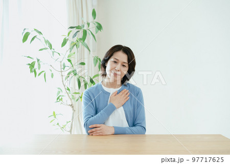 不調を感じるミドル女性 97717625