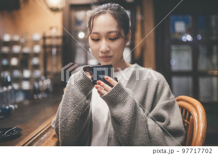 喫茶店で一息つく女性 喫茶店で一息つく女性 97717702