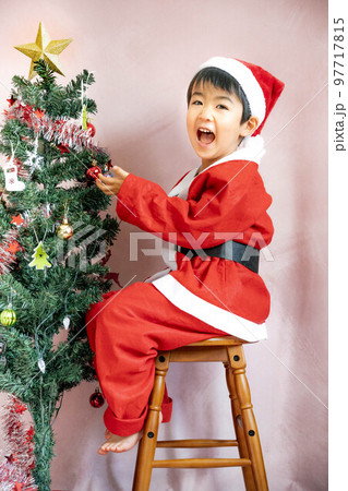4歳児のサンタクロース 97717815