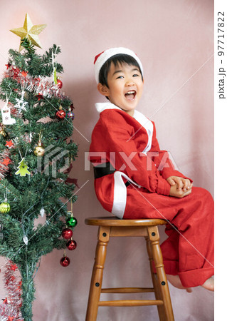 4歳児のサンタクロース 97717822