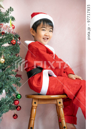 4歳児のサンタクロース 97717835