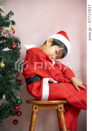 4歳児のサンタクロース 97717837