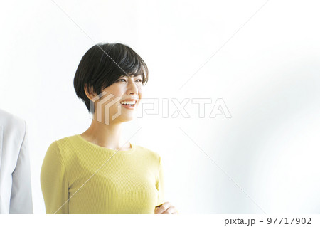 室内に並ぶ20代男女 97717902