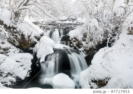 北海道伊達市、深い雪に覆われた冬の三階滝【12月】 97717953