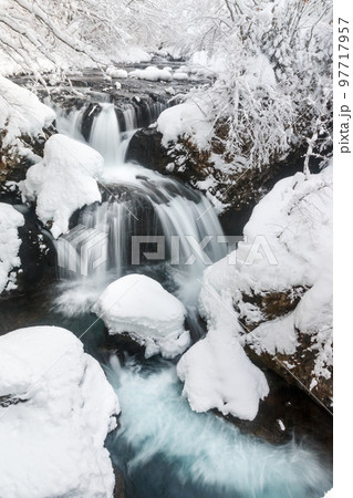 北海道伊達市、深い雪に覆われた冬の三階滝【12月】 97717957