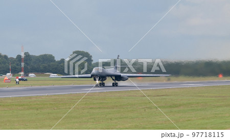 アメリカ空軍B-1Bランサー超音速爆撃機離陸 97718115