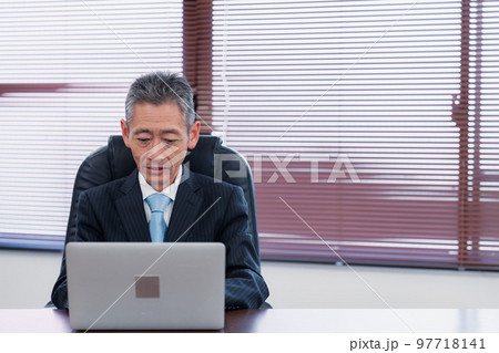パソコンで仕事をする社長 97718141