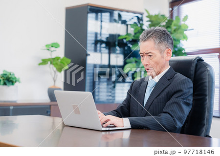 パソコンで仕事をする社長 97718146