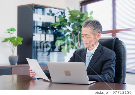 パソコンで仕事をする社長 97718150