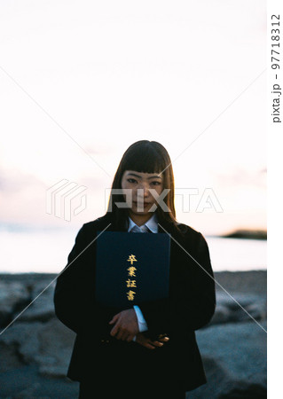 卒業証書ポートレート 97718312