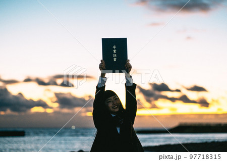 卒業証書ポートレート 97718315