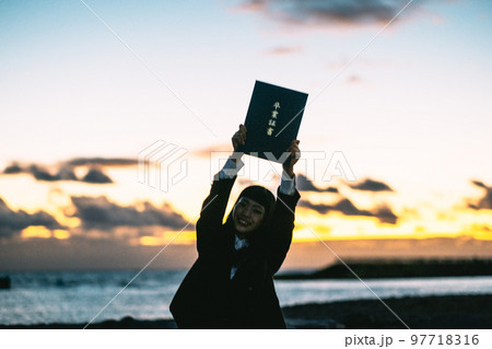 卒業証書ポートレート 97718316