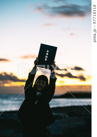 卒業証書ポートレート 97718318