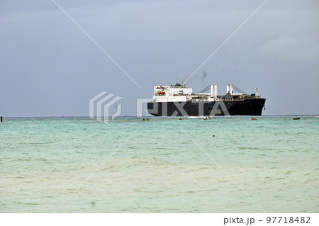 サイパン沖合停泊船 97718482