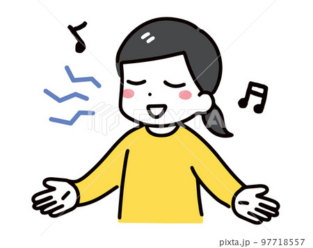 音痴でも気にせず笑顔で歌う女性 97718557