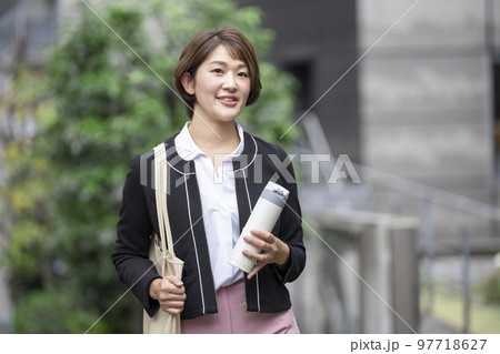 マイボトルを持った30代のビジネスウーマン  97718627