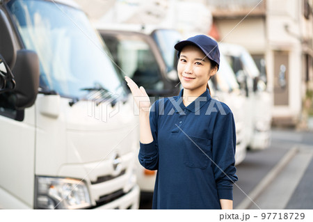 配送業の若い女性の作業員(おすすめ) 配送業の若い女性の作業員(おすすめ) 97718729