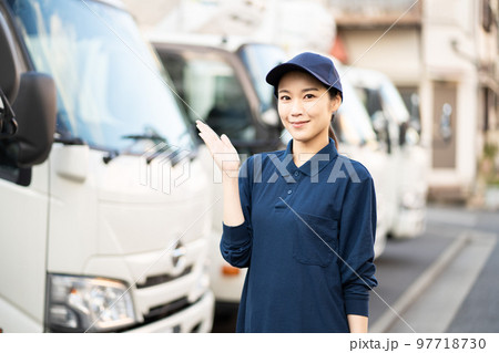 配送業の若い女性の作業員(おすすめ) 配送業の若い女性の作業員(おすすめ) 97718730