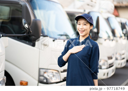 配送業の若い女性の作業員（安心） 97718749