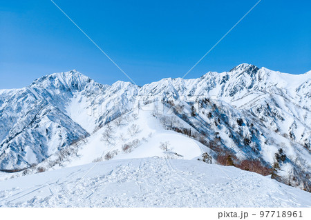 冬の遠見尾根トレッキング：小遠見山山頂から鹿島槍ヶ岳・五竜岳を望む 97718961