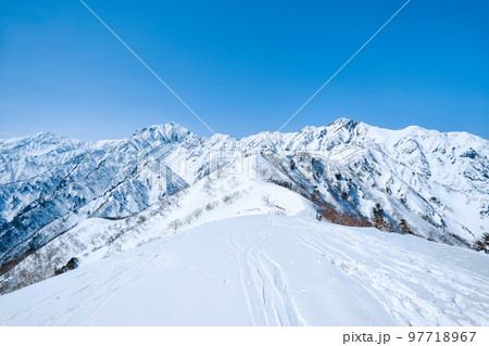 冬の遠見尾根トレッキング：小遠見山山頂から鹿島槍ヶ岳・五竜岳を望む 97718967