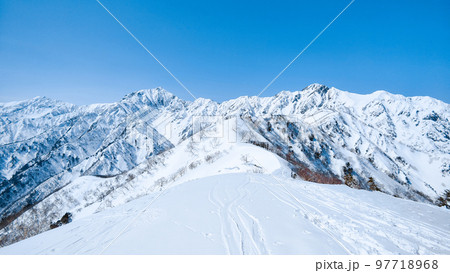 冬の遠見尾根トレッキング：小遠見山山頂から鹿島槍ヶ岳・五竜岳を望む 97718968