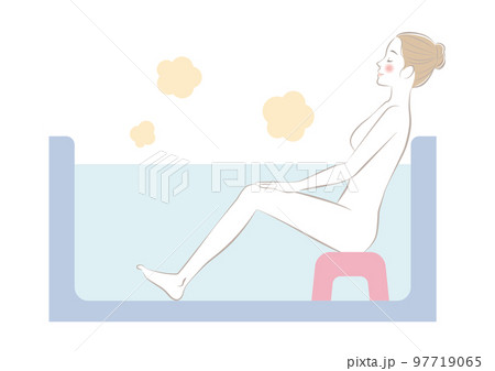 半身浴チェアに座って入浴する女性 97719065