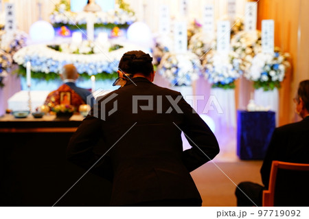 お辞儀をするセレモニーレディー 97719092