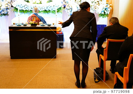お焼香の案内をするセレモニーレディー 97719098