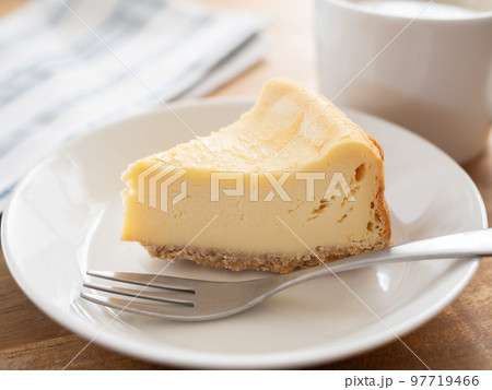 手作りのベイクドチーズケーキとカフェラテ 97719466