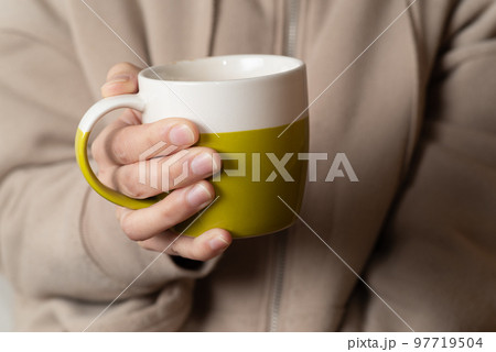 マグカップを持つ 97719504