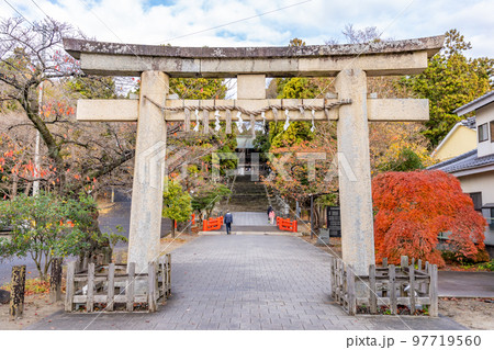 仙台東照宮 石鳥居 重要文化財 宮城県最古の石鳥居 紅葉 秋 仙台東照宮 石鳥居 重要文化財 宮城県最古の石鳥居 紅葉 秋 97719560