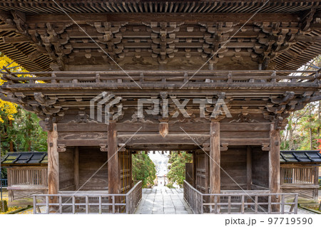 仙台東照宮　随身門　1.5km先までまっすぐ伸びた宮町通りを見下ろす景観 97719590