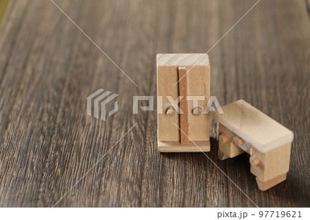 可愛い小さな木製のクローゼット 可愛い小さな木製のクローゼット 97719621