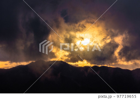 北海道の大雪山国立公園、三国峠の夜明け 97719655