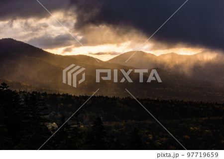 北海道の大雪山国立公園、三国峠の夜明け 北海道の大雪山国立公園、三国峠の夜明け 97719659