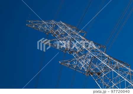 青空の中の超高圧電気鉄塔 青空の中の超高圧電気鉄塔 97720040
