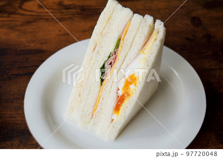 お皿のサンドウィッチ 97720048