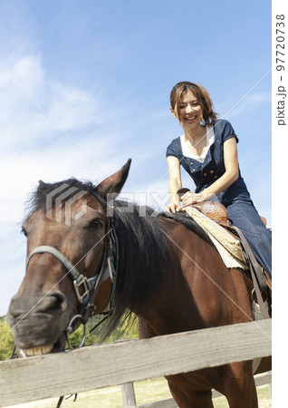 乗馬をする女性の写真素材 [97720738] - PIXTA