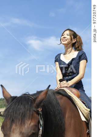 乗馬をする女性の写真素材 [97720749] - PIXTA
