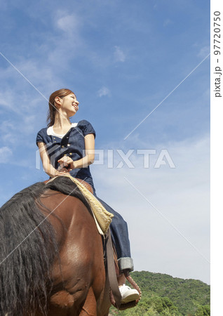 乗馬をする女性 97720750