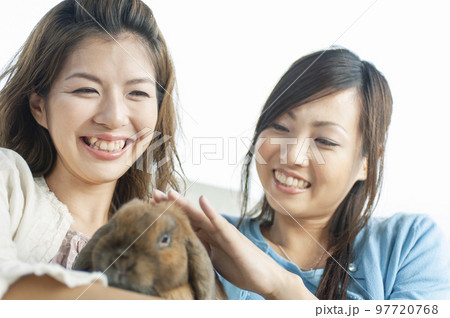 うさぎを抱く２人の女性 97720768
