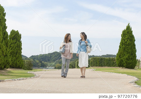 かばんを持って歩く2人の女性 かばんを持って歩く2人の女性 97720776